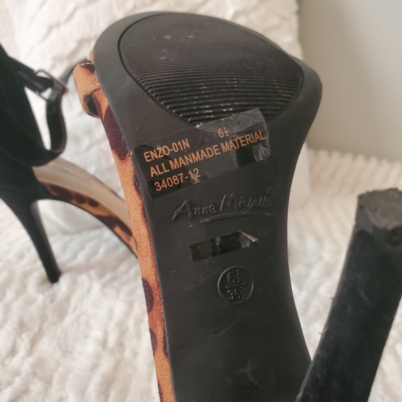 Women Heels - Picture 3 of 4